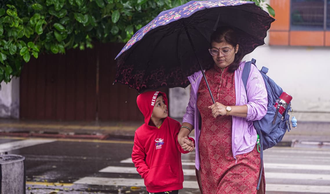 सिमसिमे पानी परिरहँदा छाताको सहारामा सर्वसाधरण (फोटोफिचर)