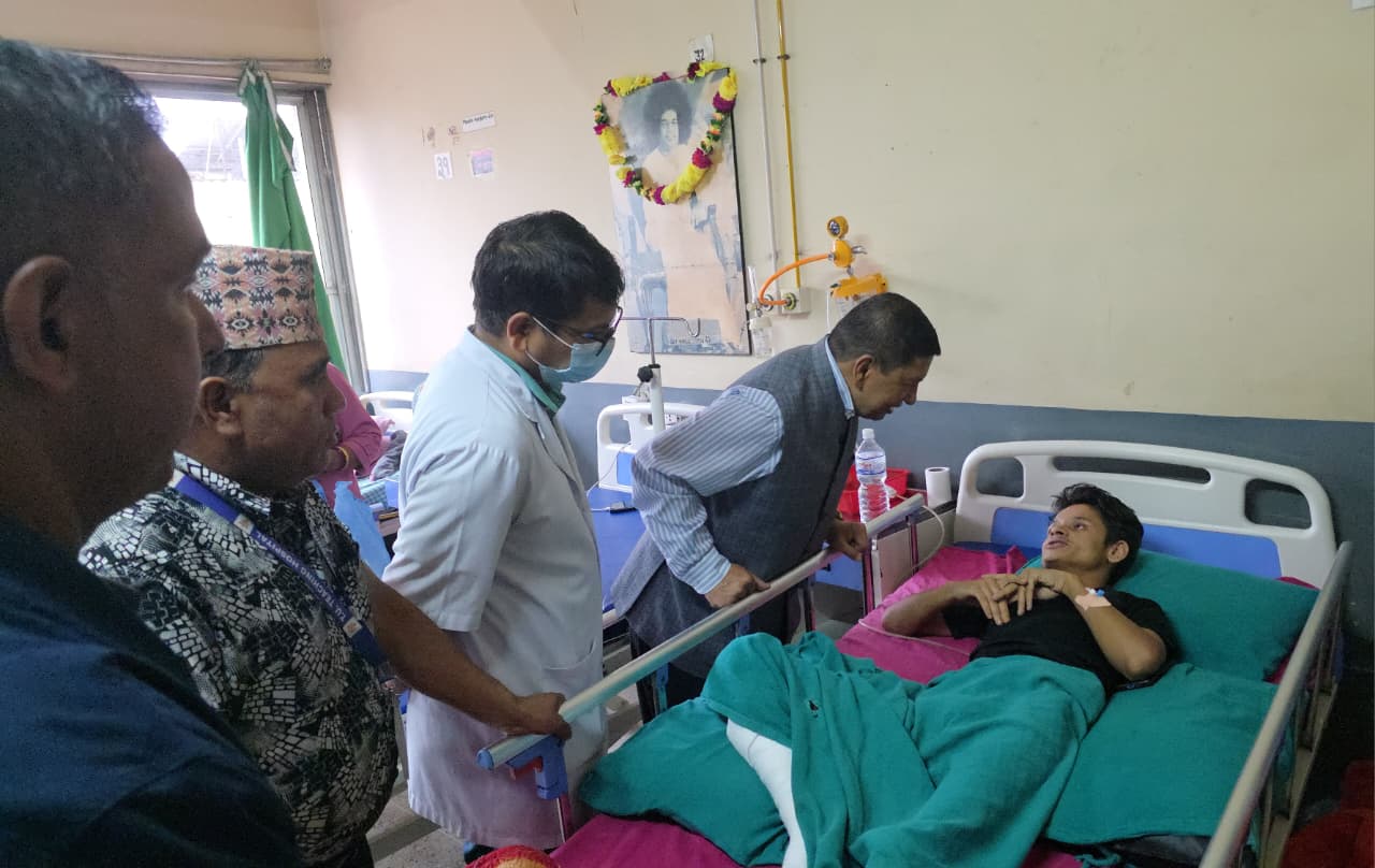 जेनजी घाइते भेट्न पुगेका पूर्वगृहमन्त्री श्रेष्ठले भने- संघर्ष खेर जान दिने छैन