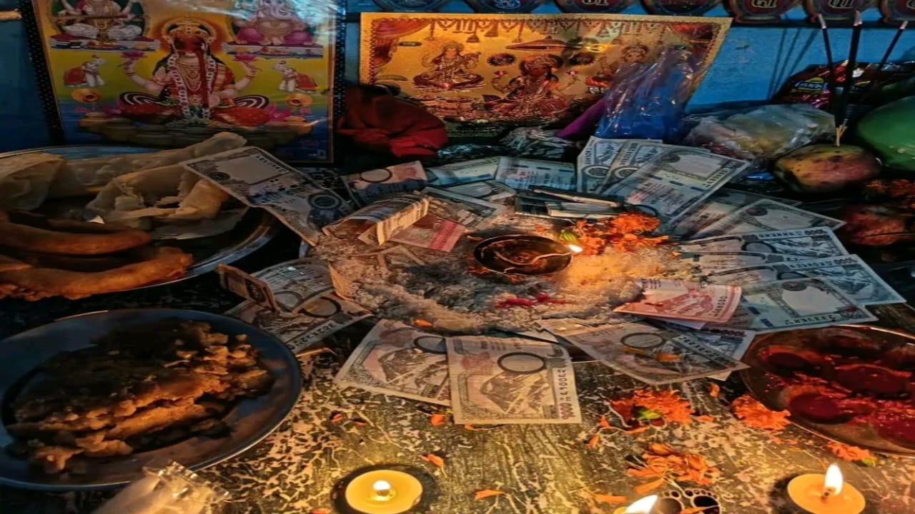 संस्कृतिको जगेर्ना गर्न बाजुरामा देउसी-भैलो कार्यक्रम