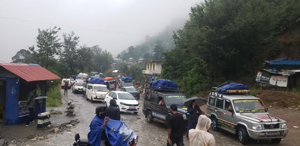 पहिरोले देशका प्रमुख राजमार्ग अवरुद्ध