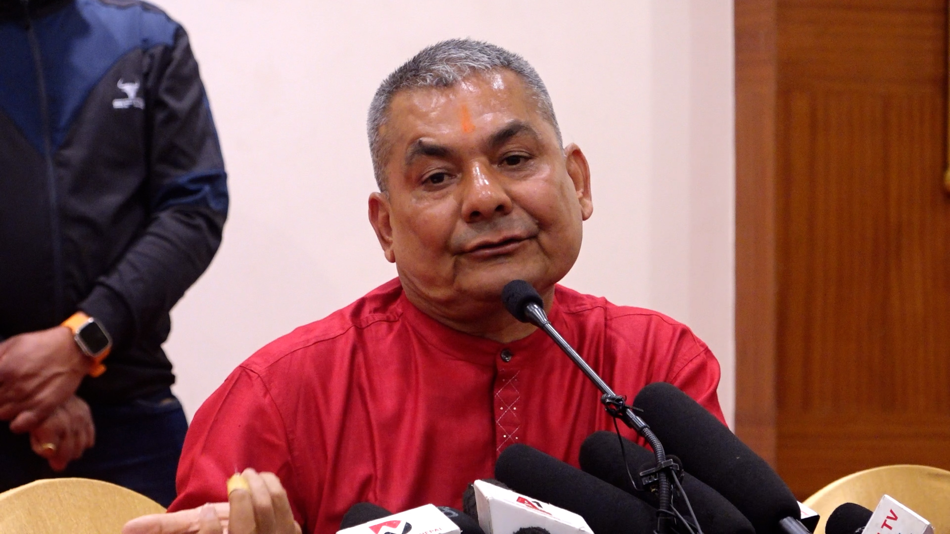 अरु कसैले देश बनाउने जिम्मा लिन्छ भने म देश छोड्न तयार छु : दुर्गा प्रसाईँ