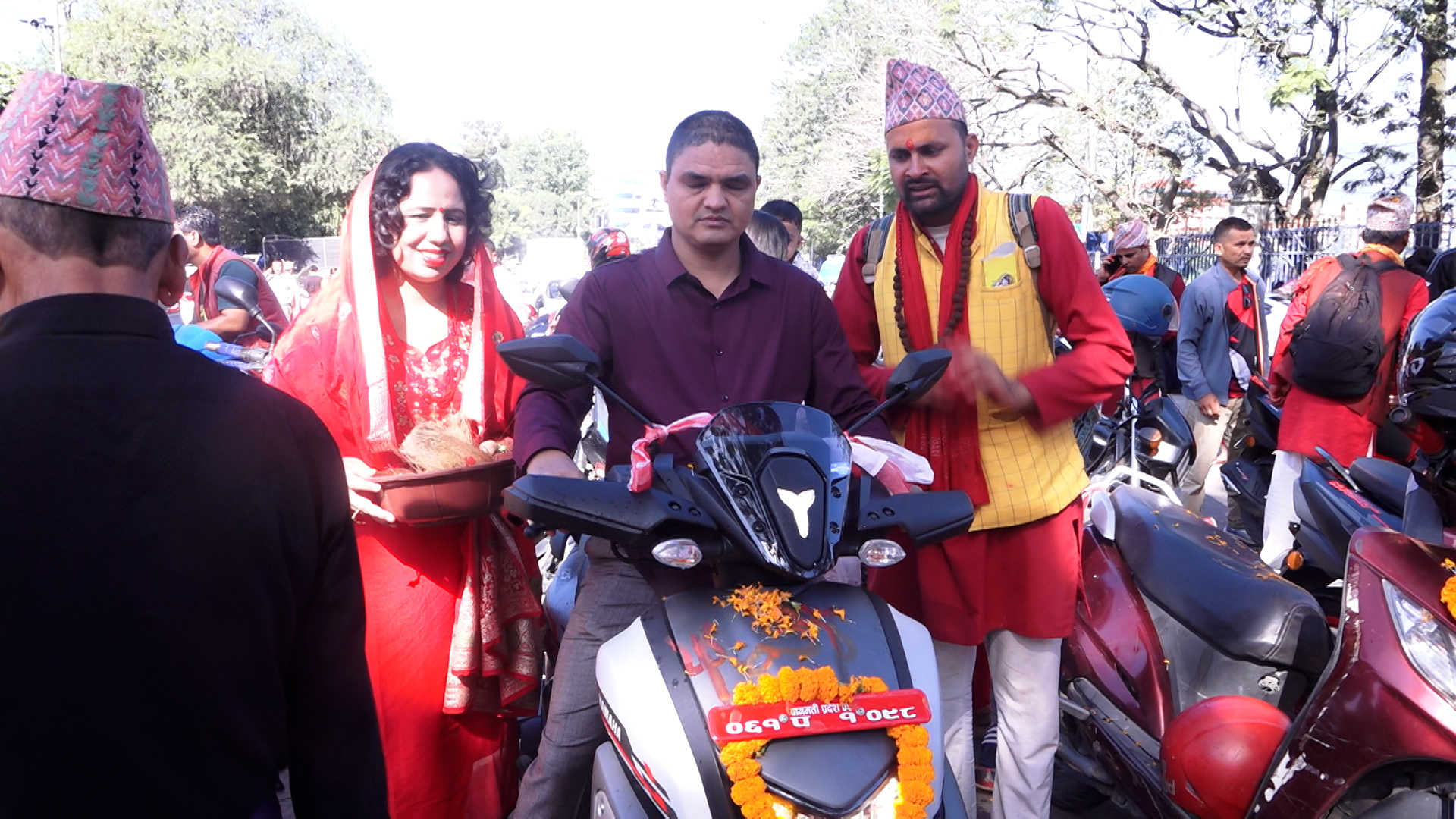 महानवमीका दिन भद्रकालीमा सवारी पूजा गर्नेको भीड (तस्विरहरू)