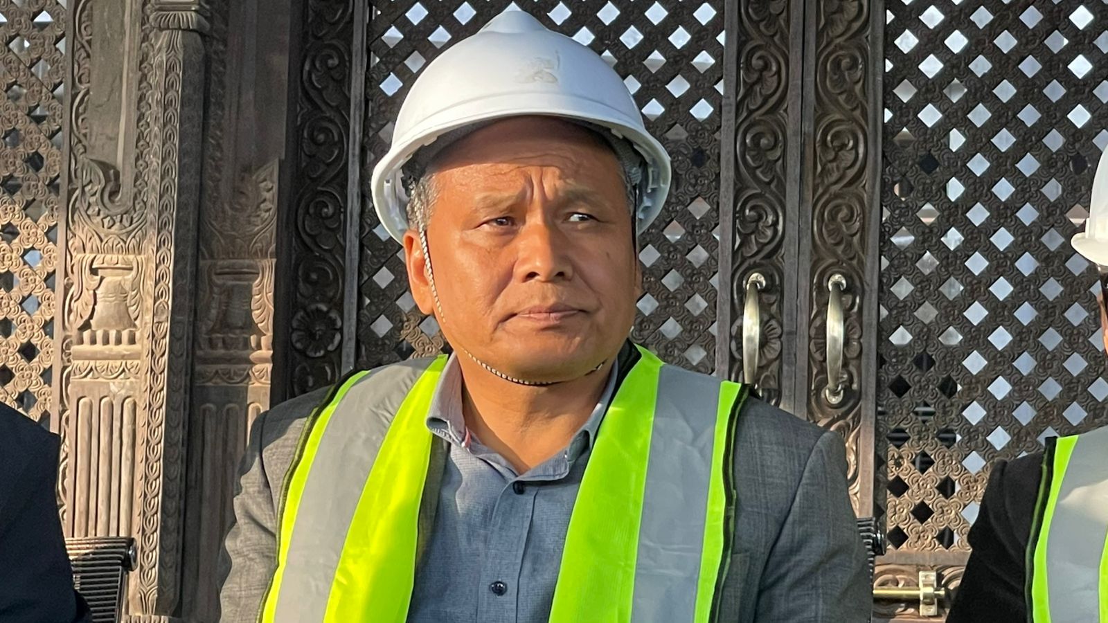 मन्त्री घिसिङद्वारा सिंहदरबारस्थित संघीय संसद भवनको स्थलगत निरीक्षण