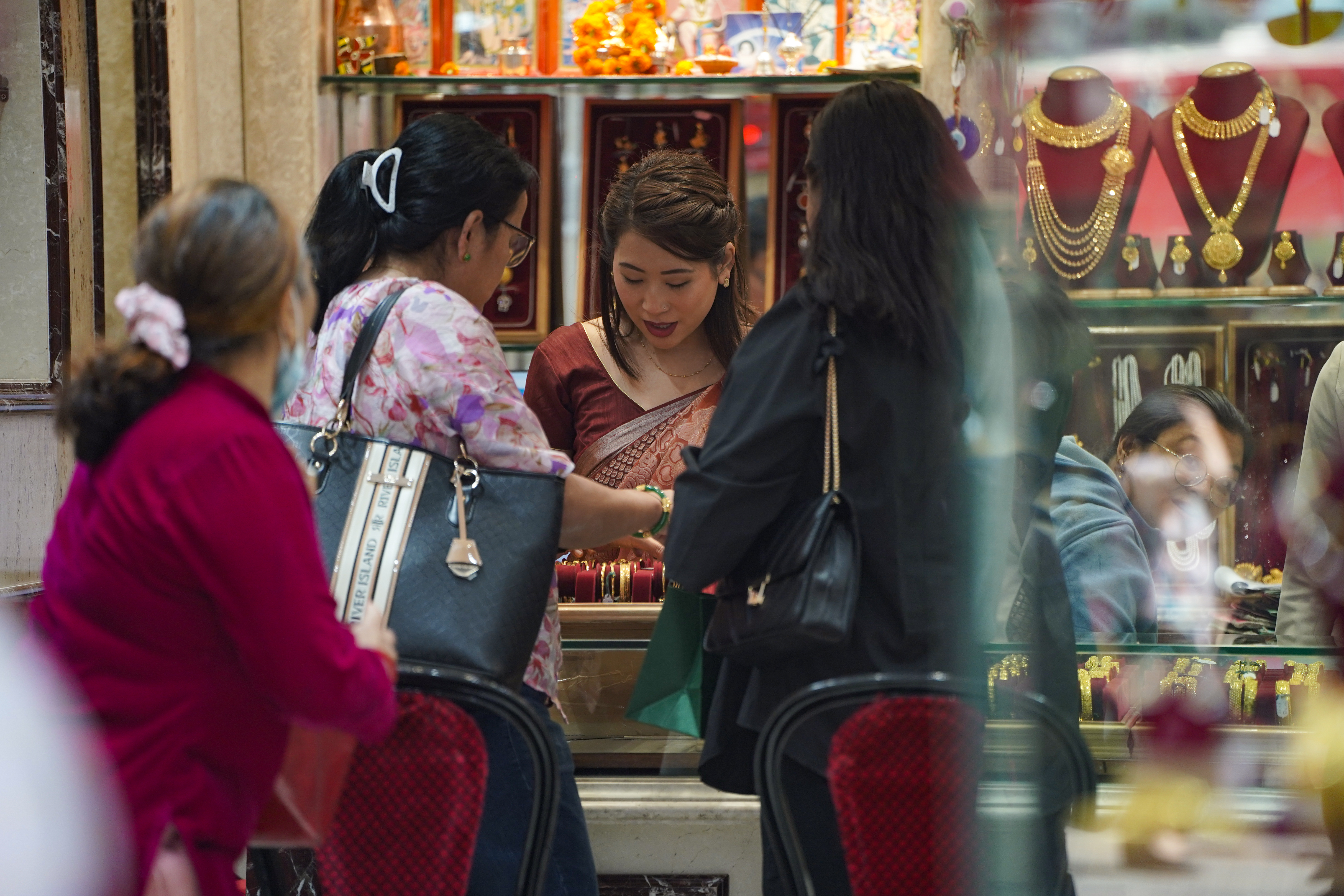 सुनको मूल्य घटेसँगै सुन पसलमा चहलपहल (फाेटाेफिचर)