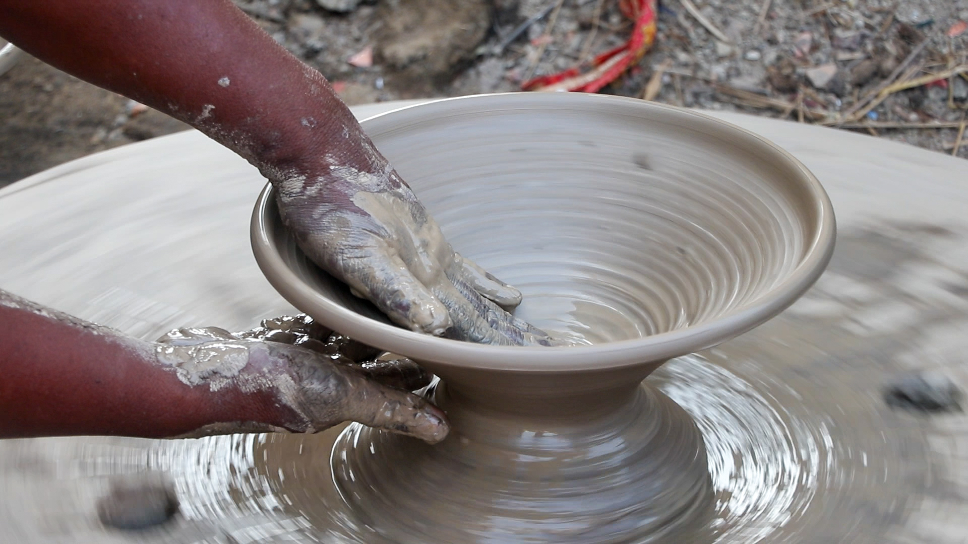 तिहार नजिकिँदै गर्दा माटोका दियो बनाउन व्यस्त कुम्हाल समुदाय (तस्विरहरू)