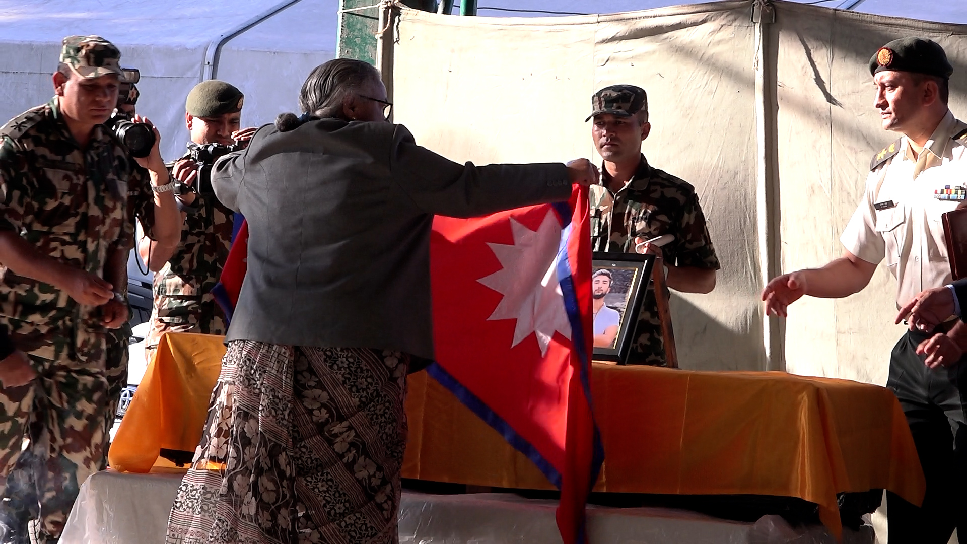 विपिन जोशीको शव नेपाल ल्याइयो,   प्रधानमन्त्रीसहित उच्च अधिकारीद्वारा विमानस्थलमा श्रद्धाञ्जलि