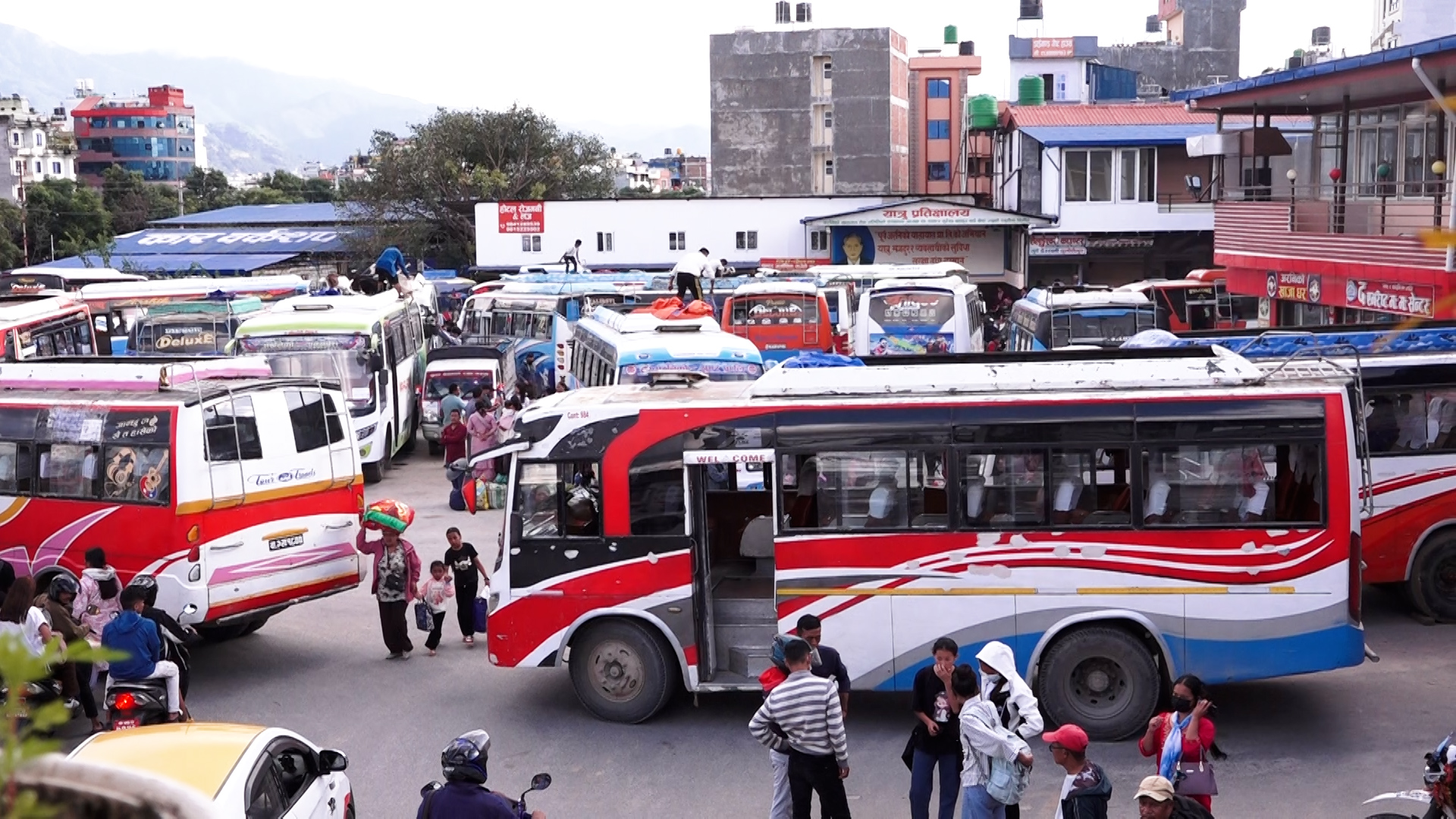 दसैं मनाएर काठमाडौं फर्किनेहरूको भीड (तस्बिरहरू)