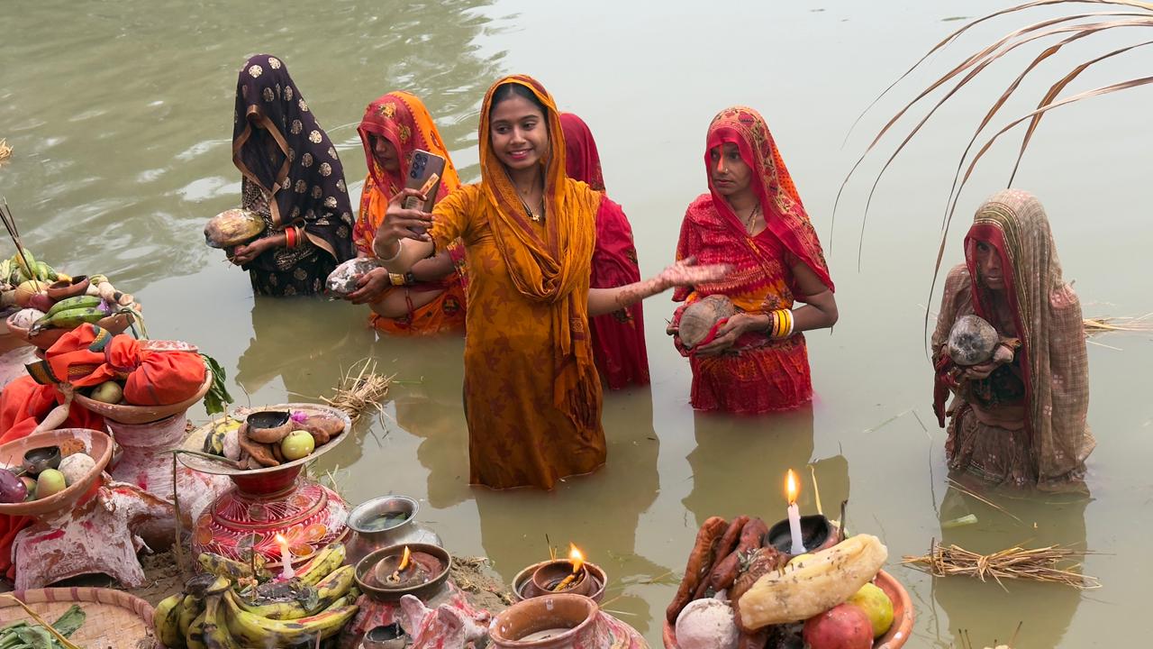 जनकपुरधामसहित धनुषाका विभिन्न पोखरीमा उदाउँदो सूर्यलाई अर्घ दिँदै (तस्विरहरु)