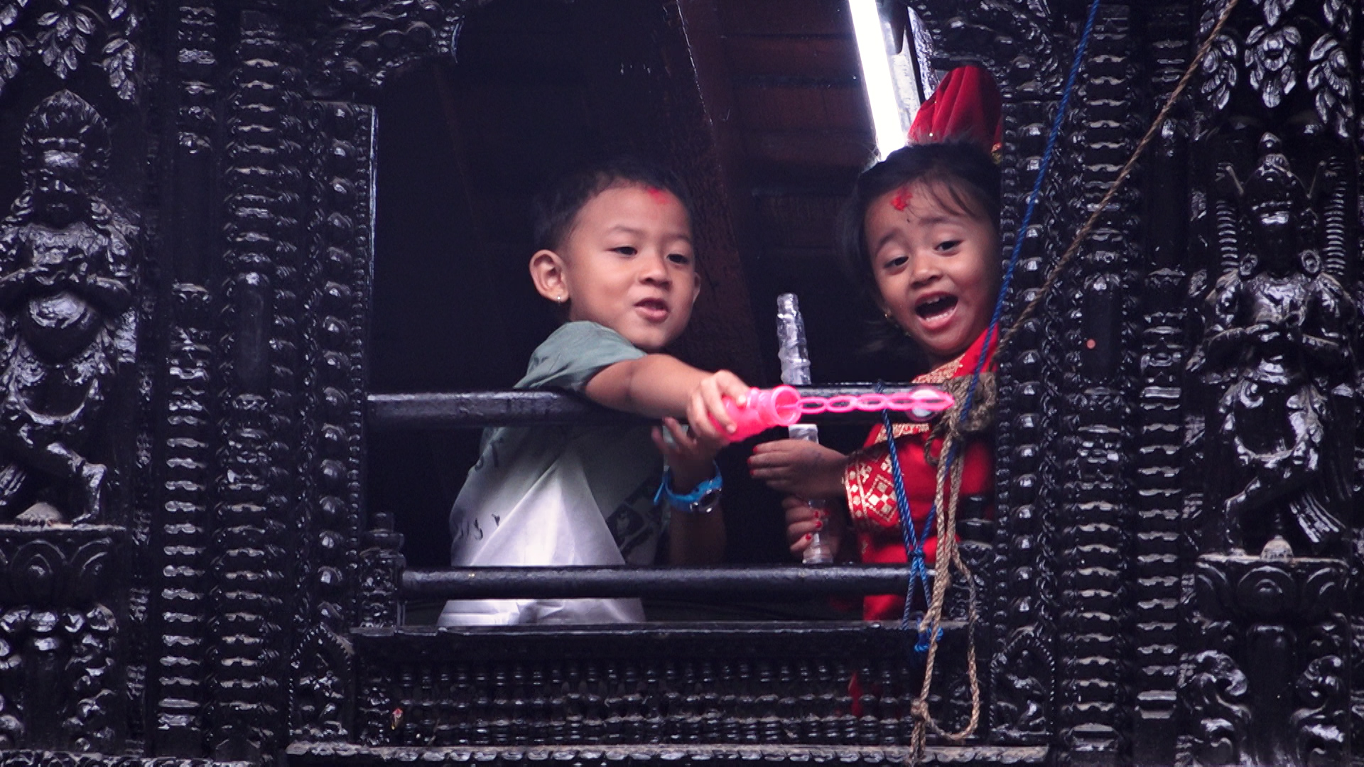 कुमारी आर्यतारा शाक्यले लगाइदिइन् सर्वसाधारणलाई दसैंको टीका (तस्बिरहरू)