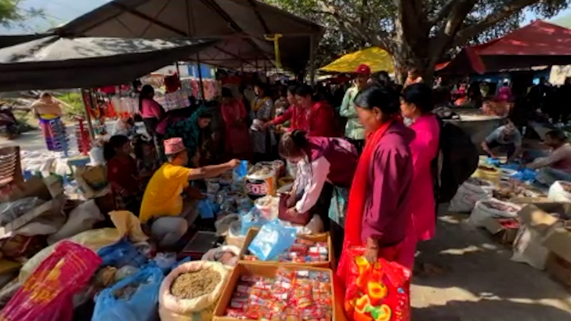 तिहार लाग्यो : हाटबजारमा बढ्यो रंग र भाइमसलाको किनबेच
