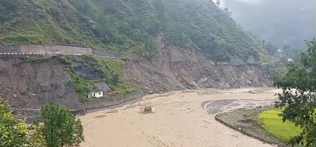 क्षतिग्रस्त बिपी राजमार्गमा अस्थायी सडक बनाइँदै