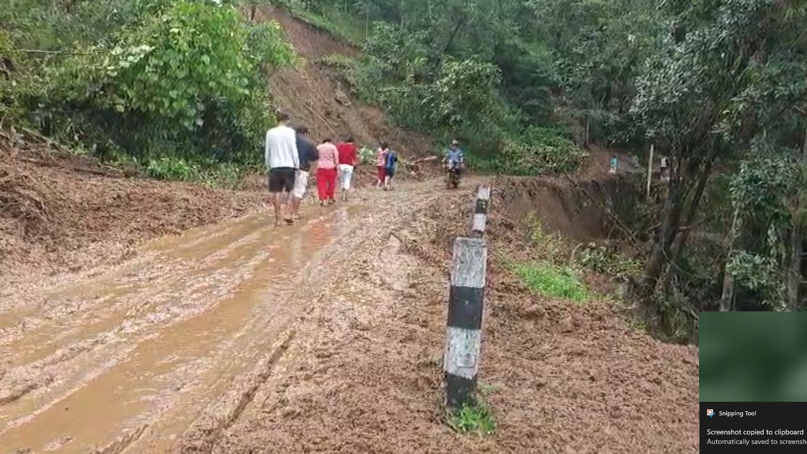 मेची राजमार्गको ठाउँ ठाउँमा अवरोध, खुलाउने प्रयास जारी