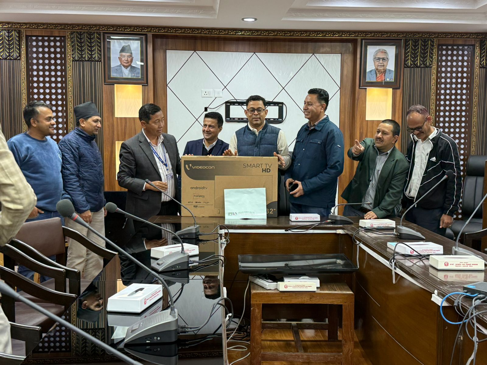 इप्पानद्वारा चार थान टेलिभिजन ऊर्जा मन्त्रालयलाई हस्तान्तरण