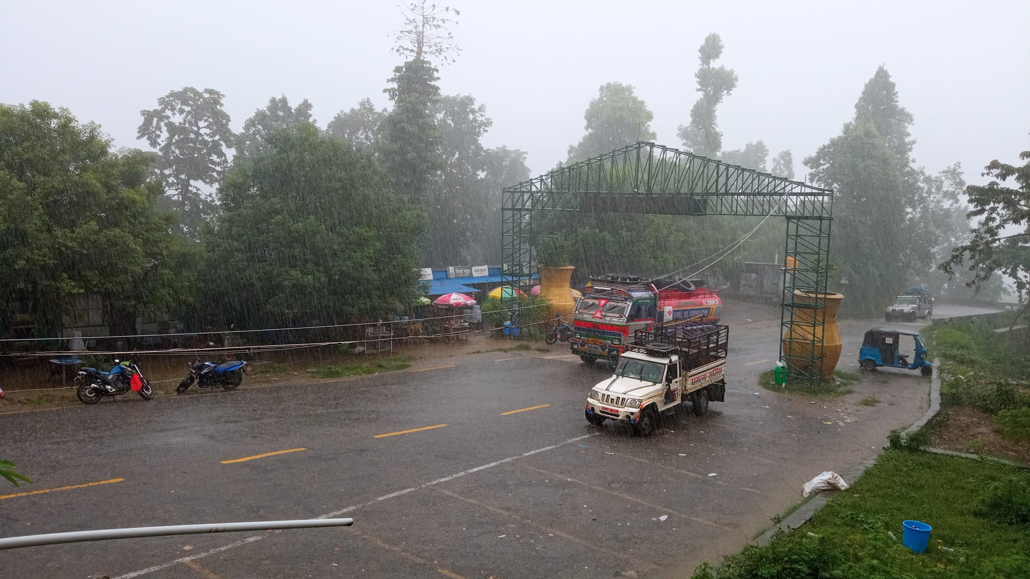 मेची राजमार्गमा सवारी आवागमन बन्द