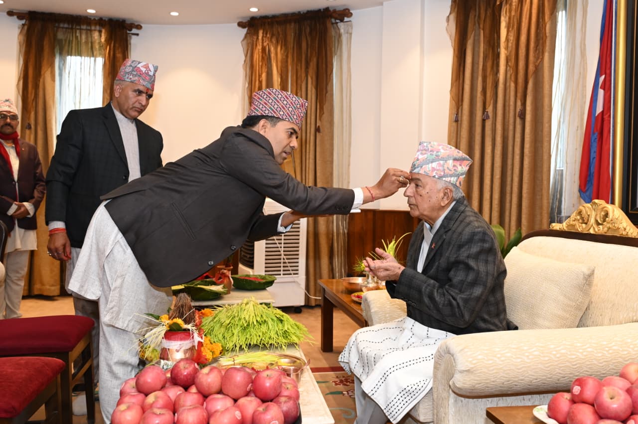 राष्ट्रपतिले लगाए टीका