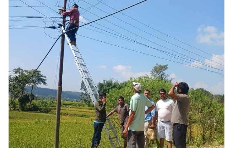 युवाको पहलमा कमलामाईको सडकमा २ सय ५ बत्ती जडान