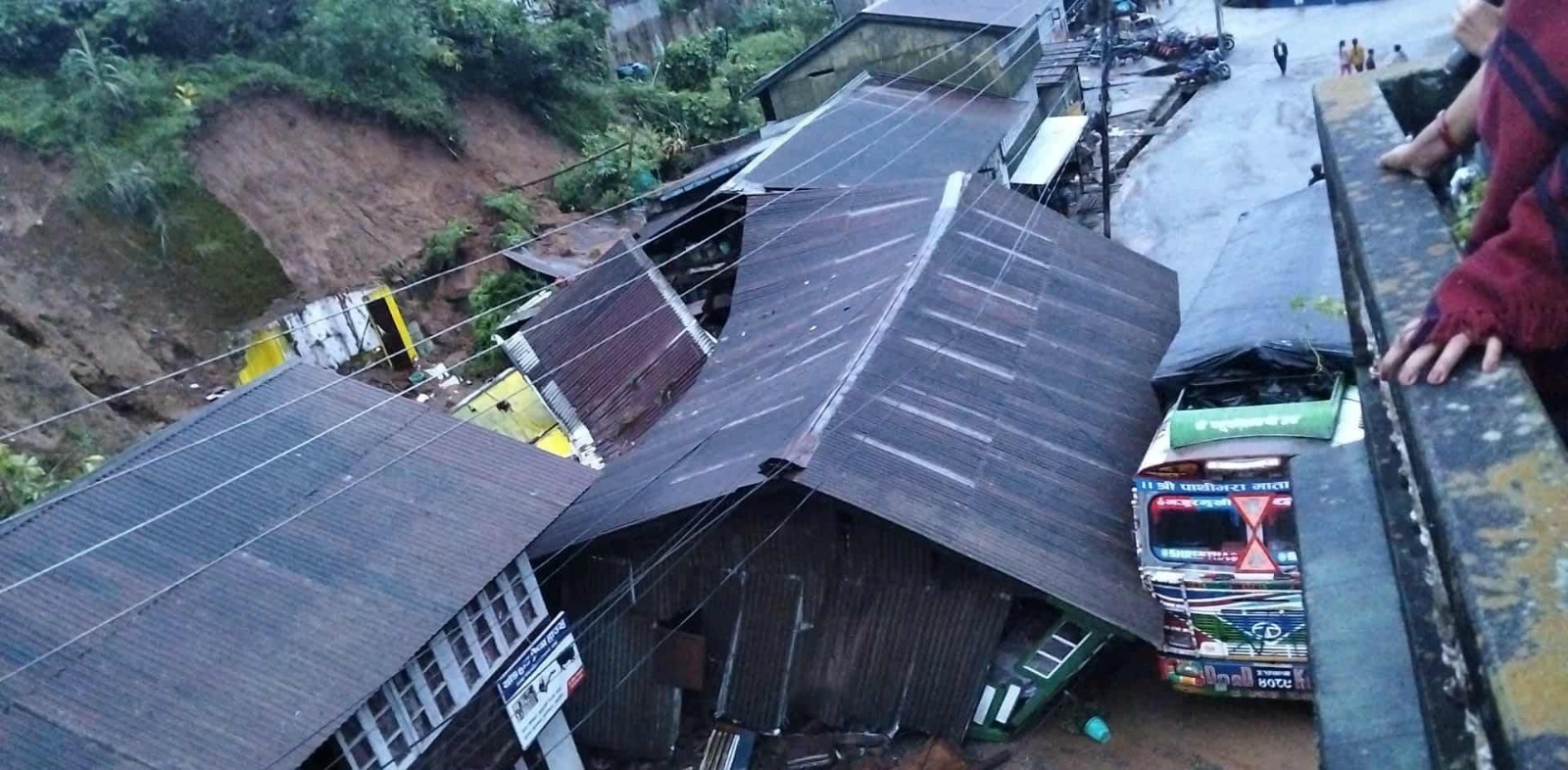 इलाममा बाढी पहिरोमा परेर ३४ जनाको मृत्यु, चार बेपत्ता