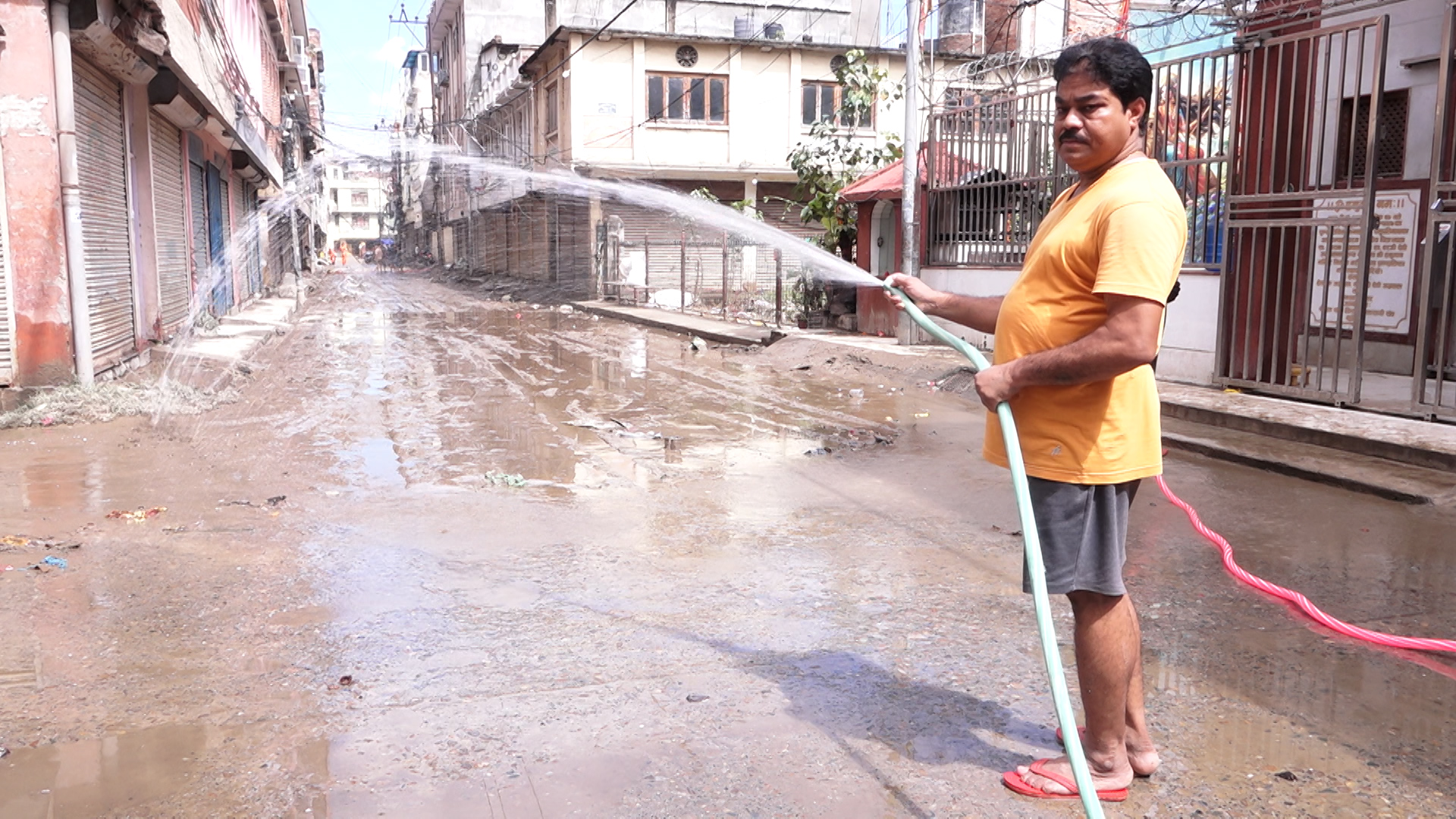 बल्खुको सुकुम्बासी बस्ती आसपासका हिलाम्मे सडक सरसफाईमा जुटे स्थानीय (फोटोफिचर)