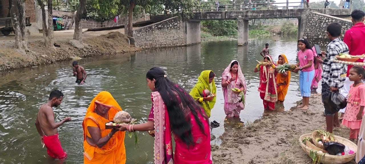 छठ पुजा : अस्ताउदै गरेका सुर्यलाई अर्घ दिन ब्रतालुहरु जलाशयमा