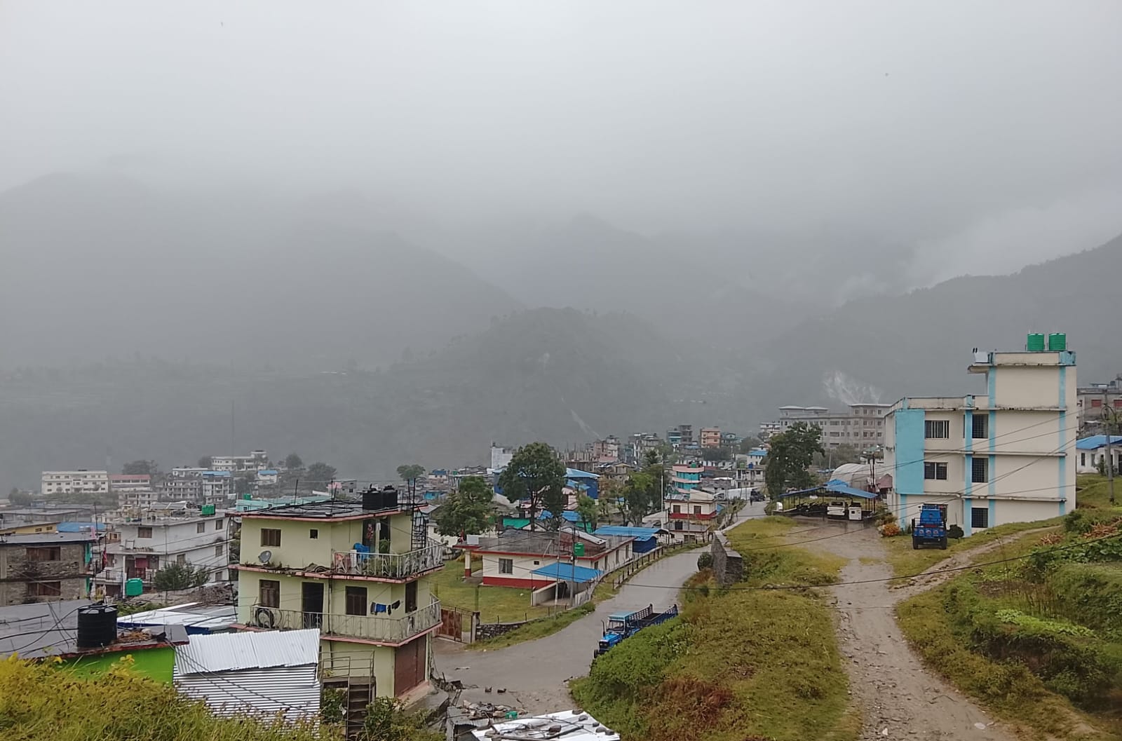 बाजुरामा सोमबार रातिदेखि लगातार वर्षा, चिसो बढ्यो