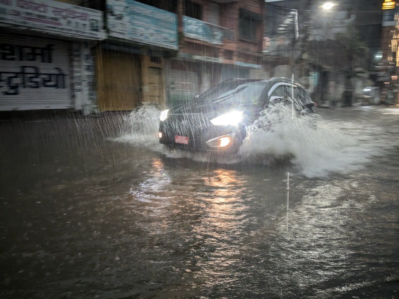 निरन्तरको वर्षाले पोखरी बन्यो वीरगन्ज : बजार सुनसान, जनजीवन प्रभावित