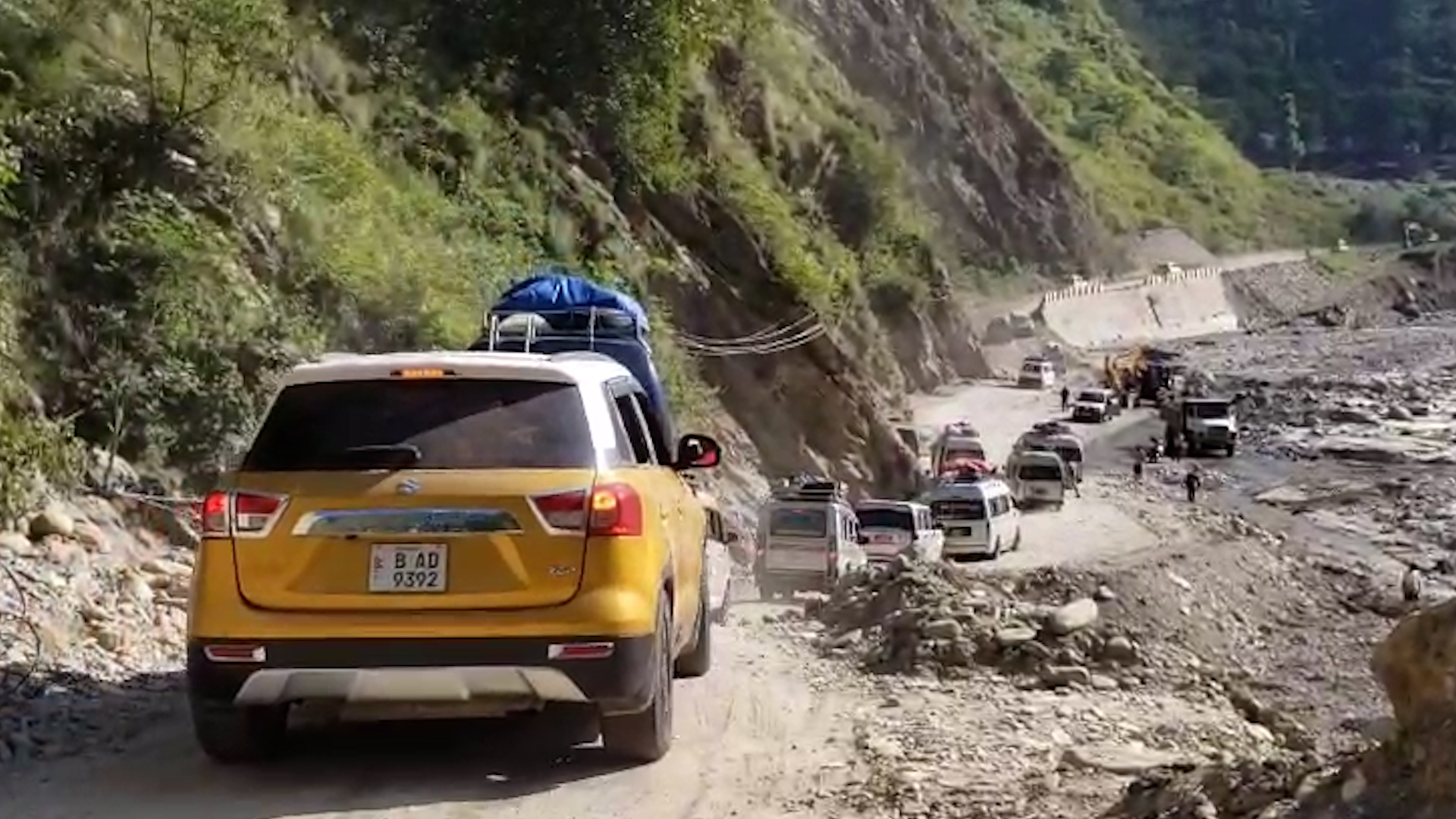 अस्थायी डाइभर्सन बनेपछि बिपी राजमार्गमा सवारी चाप (तस्बिरहरू)