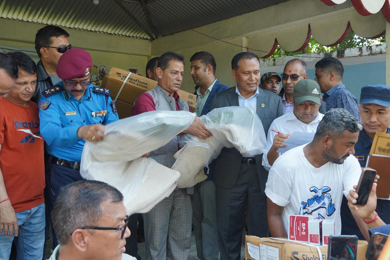 मन्त्री घिसिङलगायतको टोली इलाममा, चाँडो सडक सुचारु गर्न निर्देशन