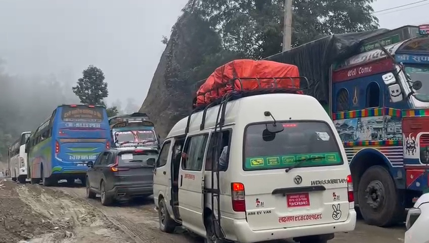 दाउन्ने सडकमा जामको समस्या अझै टरेन, यात्रुहरू सास्ती भोग्दै