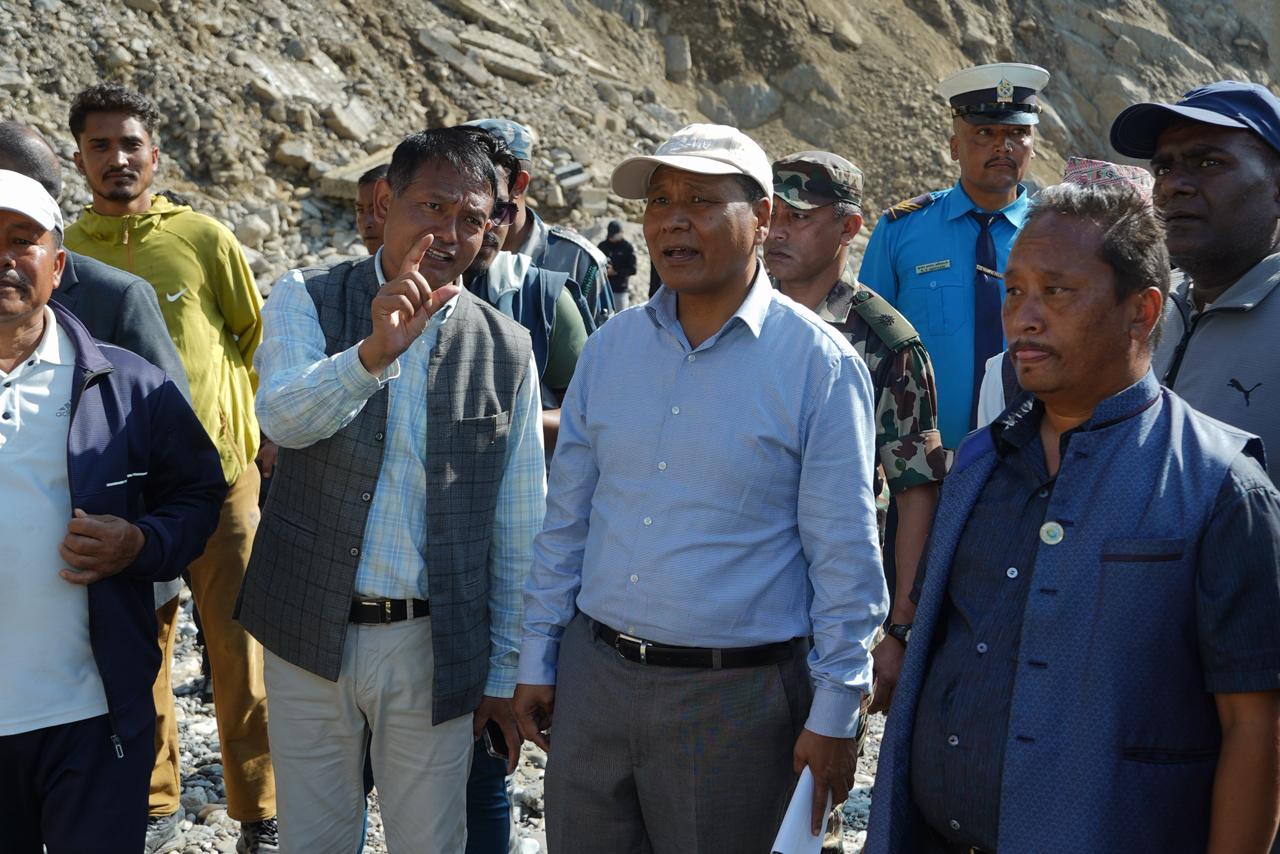 वर्षाले ध्वस्त विपी राजमार्गको अवलोकनमा पुगे मन्त्री कुलमान घिसिङ(तस्विरहरु)