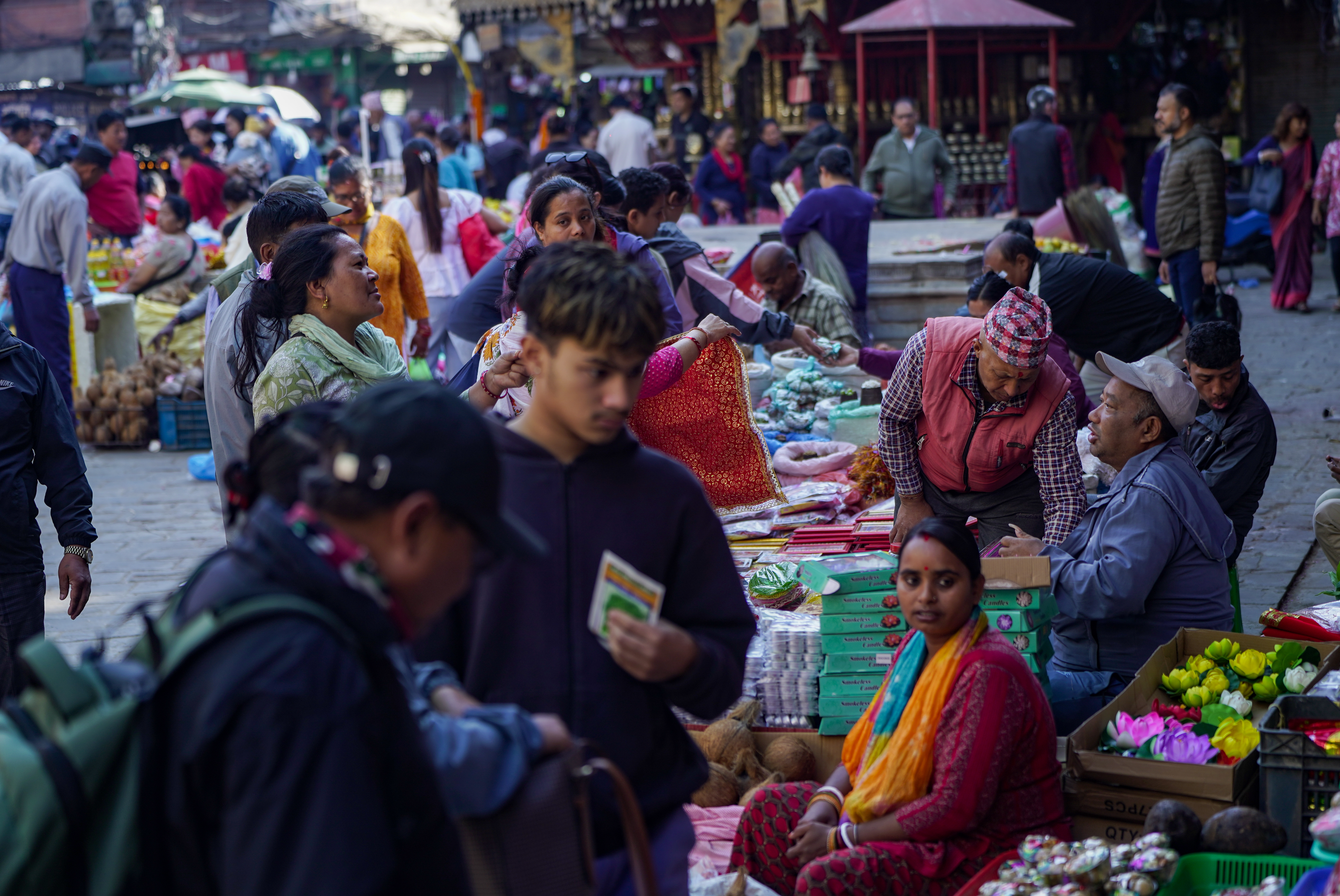 तिहार सुरु भएसँगै बजारमा बढ्यो चहलपहल (फोटो फिचर)