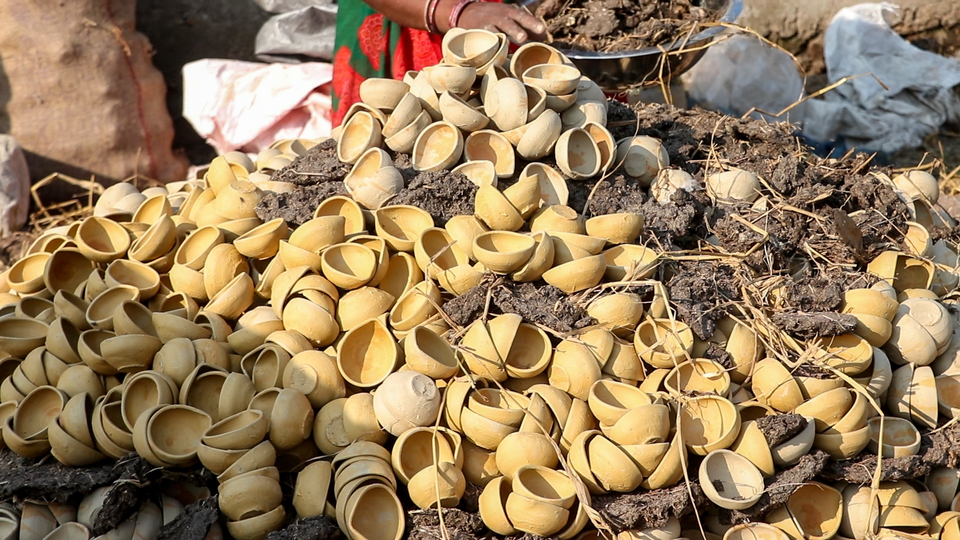 माटोका सामान बिक्री हुन छाडेपछि पुर्ख्यौली पेसा संकटमा