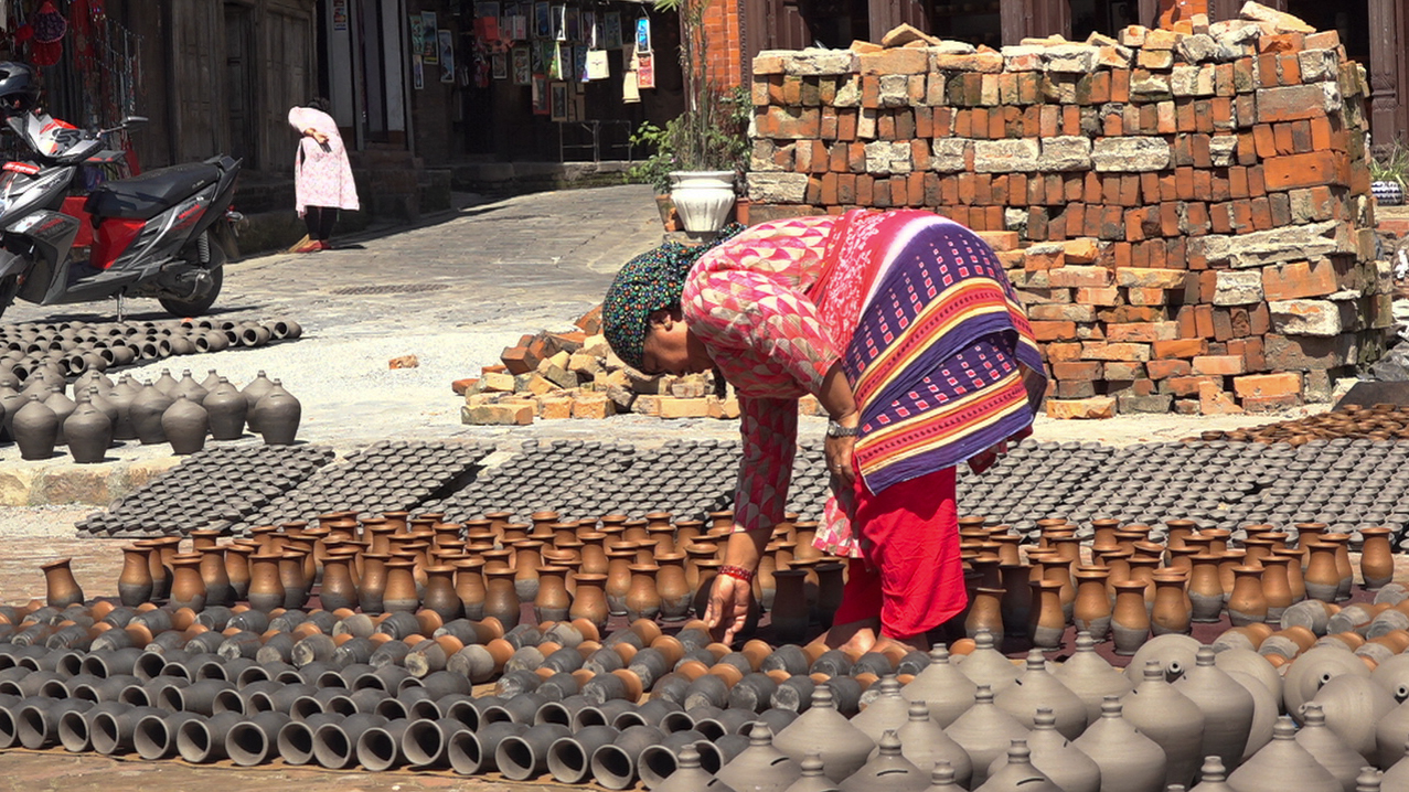 तिहार नजिकिएसँगै माटोको पाला बनाउन भ्याइनभ्याइ (तस्बिरहरू)