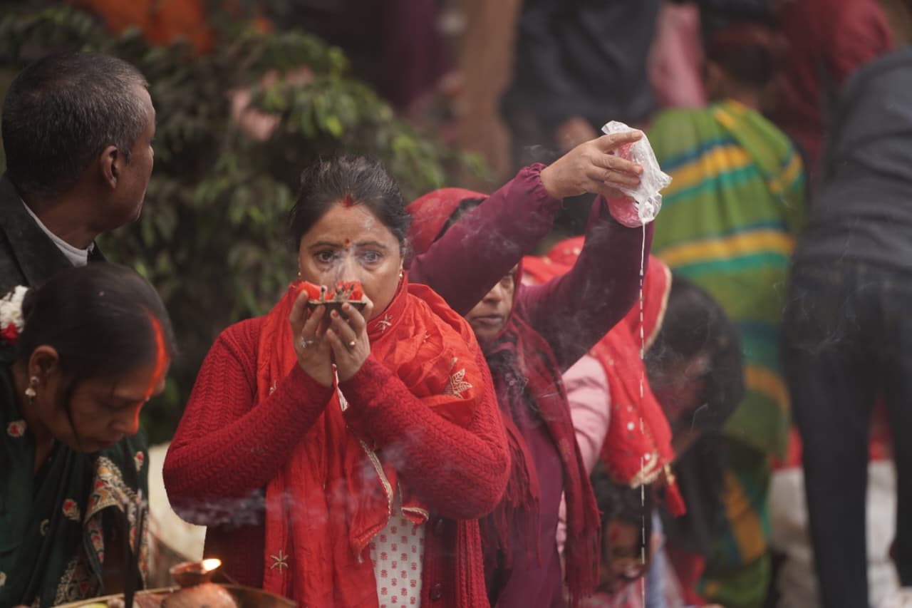 कमलपोखरीमा उदाउँदो सूर्यलाई अर्घ दिँदै (फोटो फिचर)