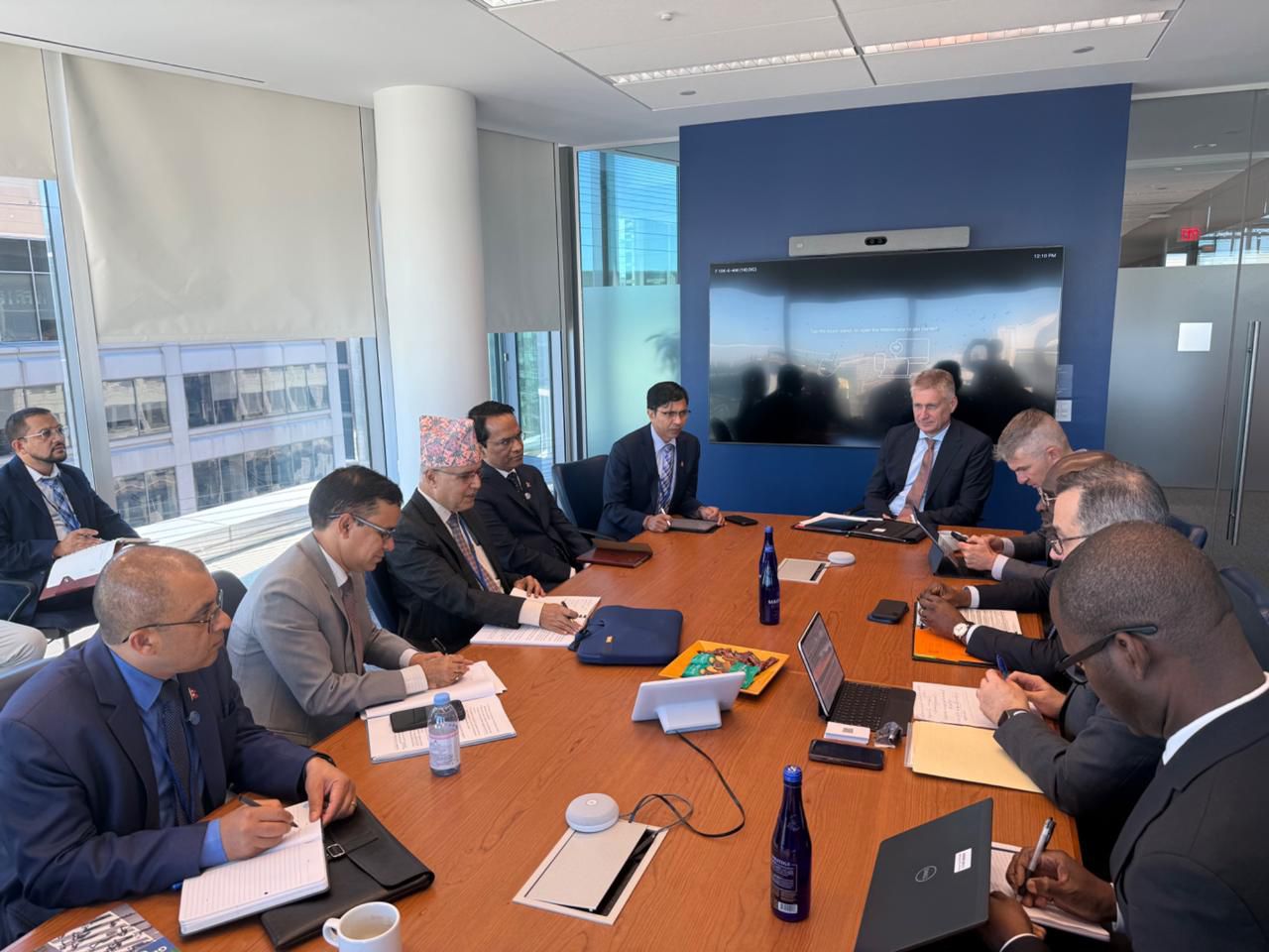 अर्थमन्त्रीद्वारा सिंगापुरका राष्ट्रपतिसँग शिष्टाचार भेट