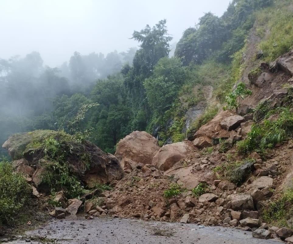 बाढीपहिरोका कारण अधिकांश राजमार्गमा सडक अवरुद्ध