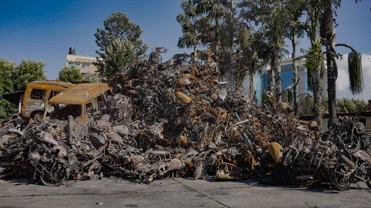 संसद भवन पछाडि राखिएका जेनजी आन्दोलनमा ध्वस्त भएका सवारी साधनहरु (तस्बिरहरु)