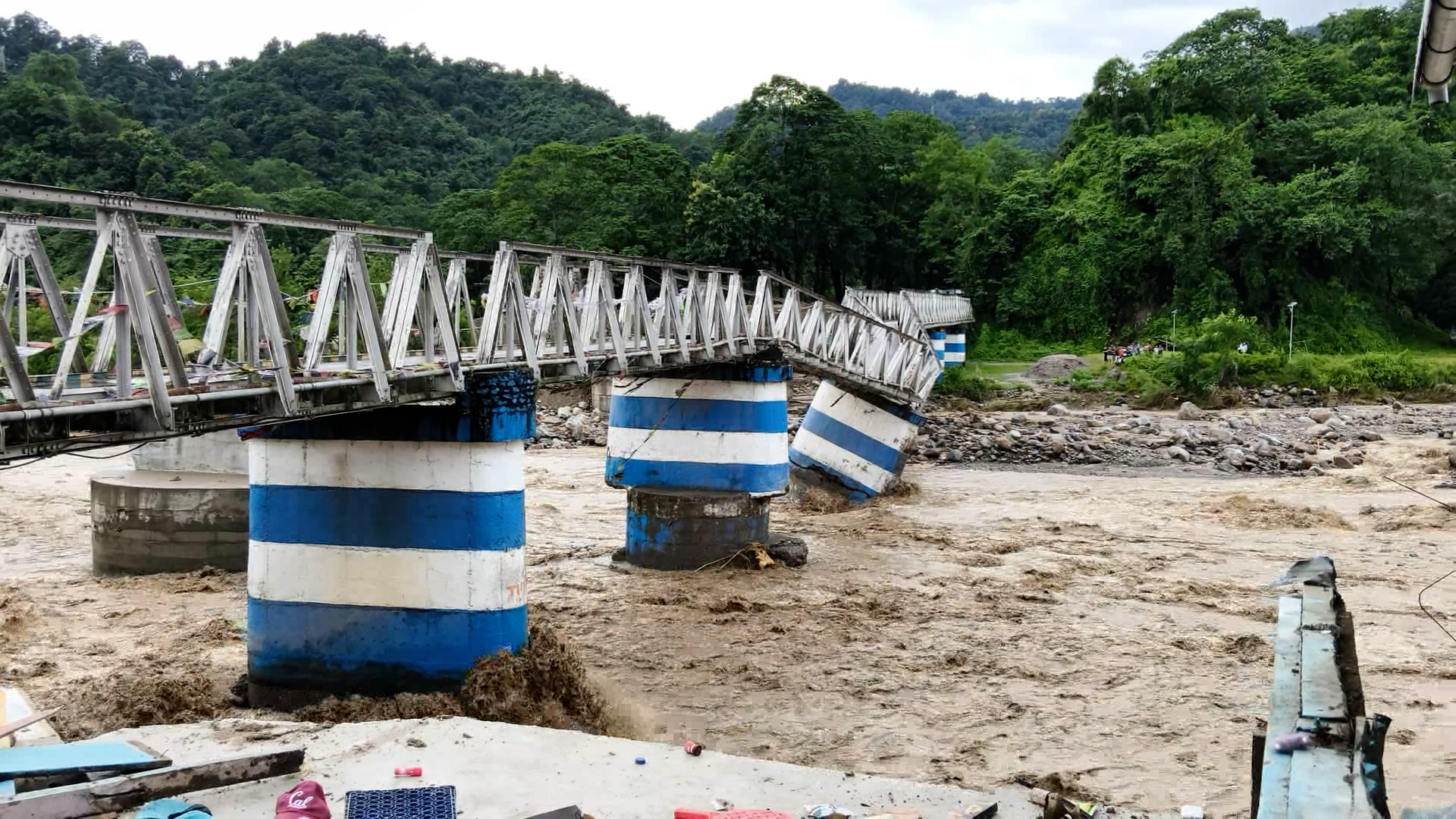 दार्जिलिङमा अविरल वर्षापछिको पहिरोमा परी २३ नेपालीभाषीको मृत्यु