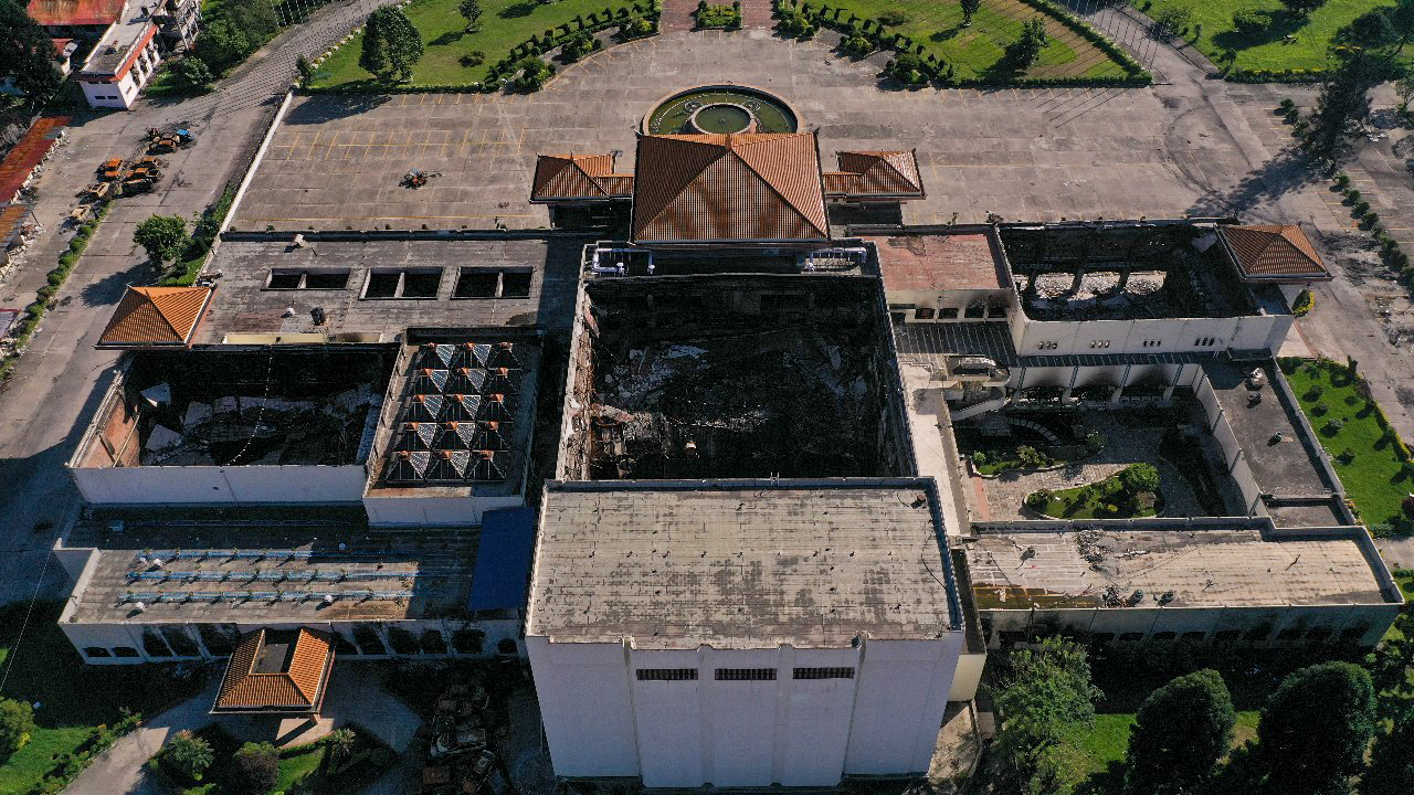 खण्डहर बनेको संसद भवन (फोटो फिचर)