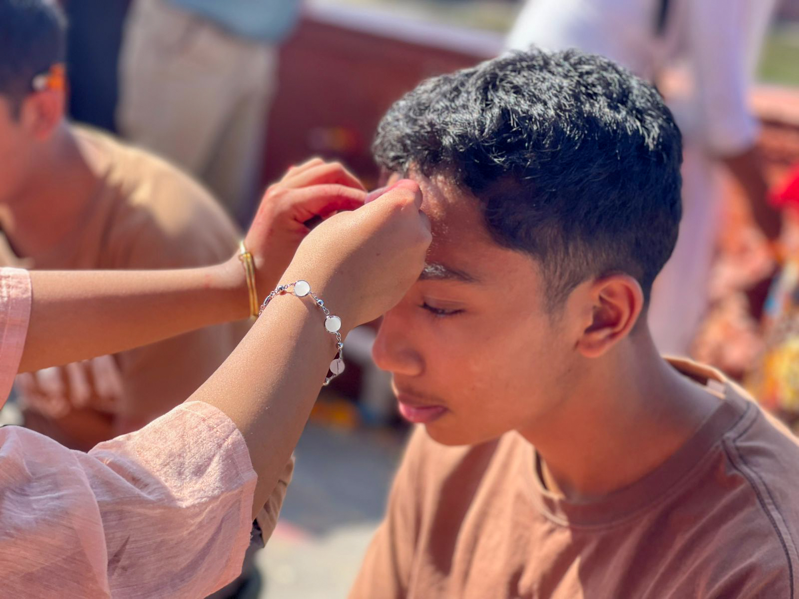 रानीपोखरीको बालगोपालेश्वर मन्दिरमा बिहानैदेखि भाइटीका लगाउनेको घुइँचो (तस्बिरहरू)