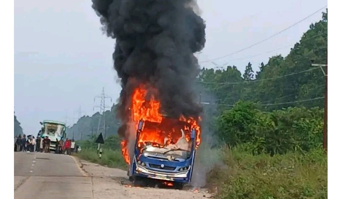 रौतहटमा गुडिरहेको यात्रुबाहक बसमा आगलागी