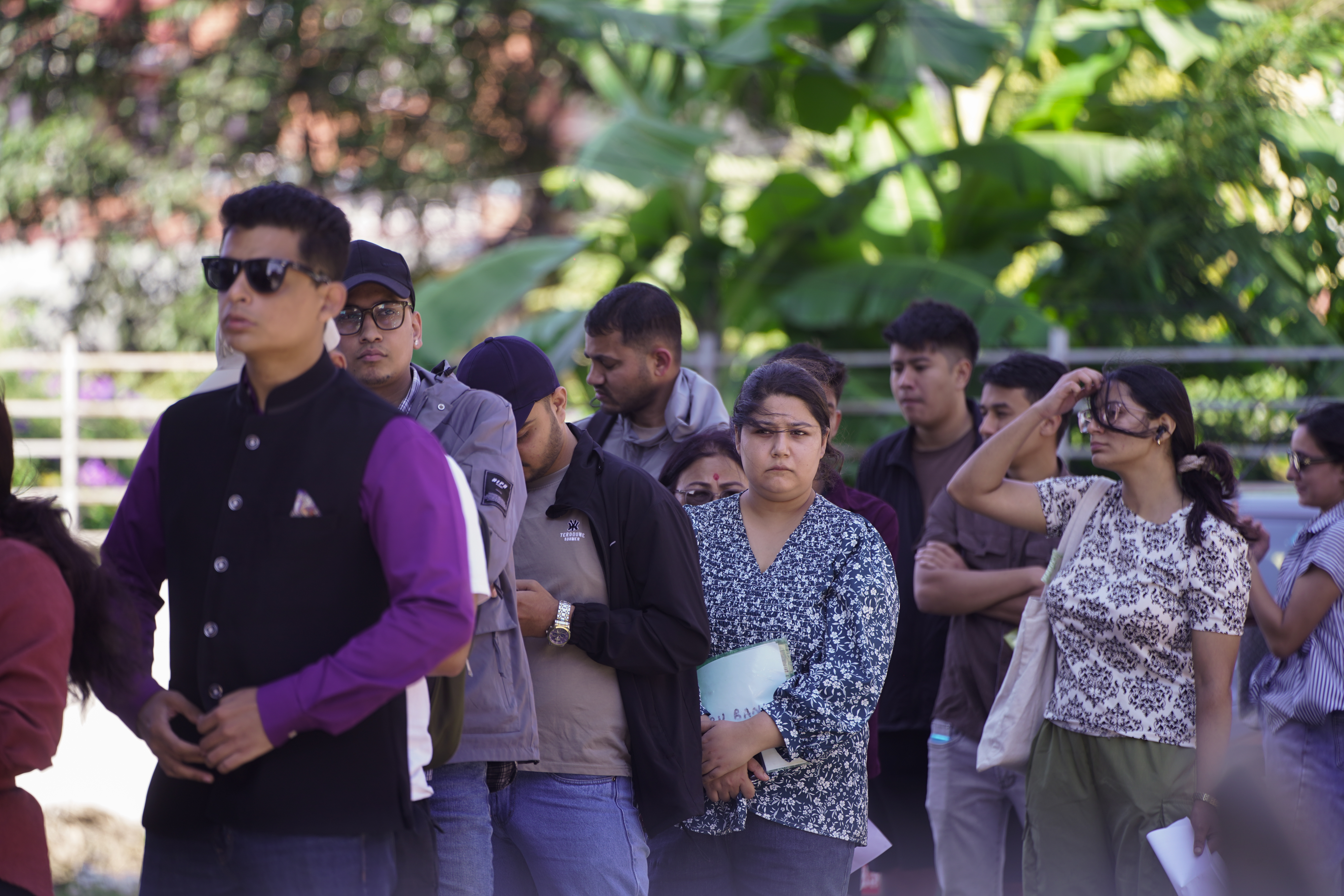 मतदाता नामावलीमा नाम दर्ता गराउन युवाको लाइन (तस्विरहरु)
