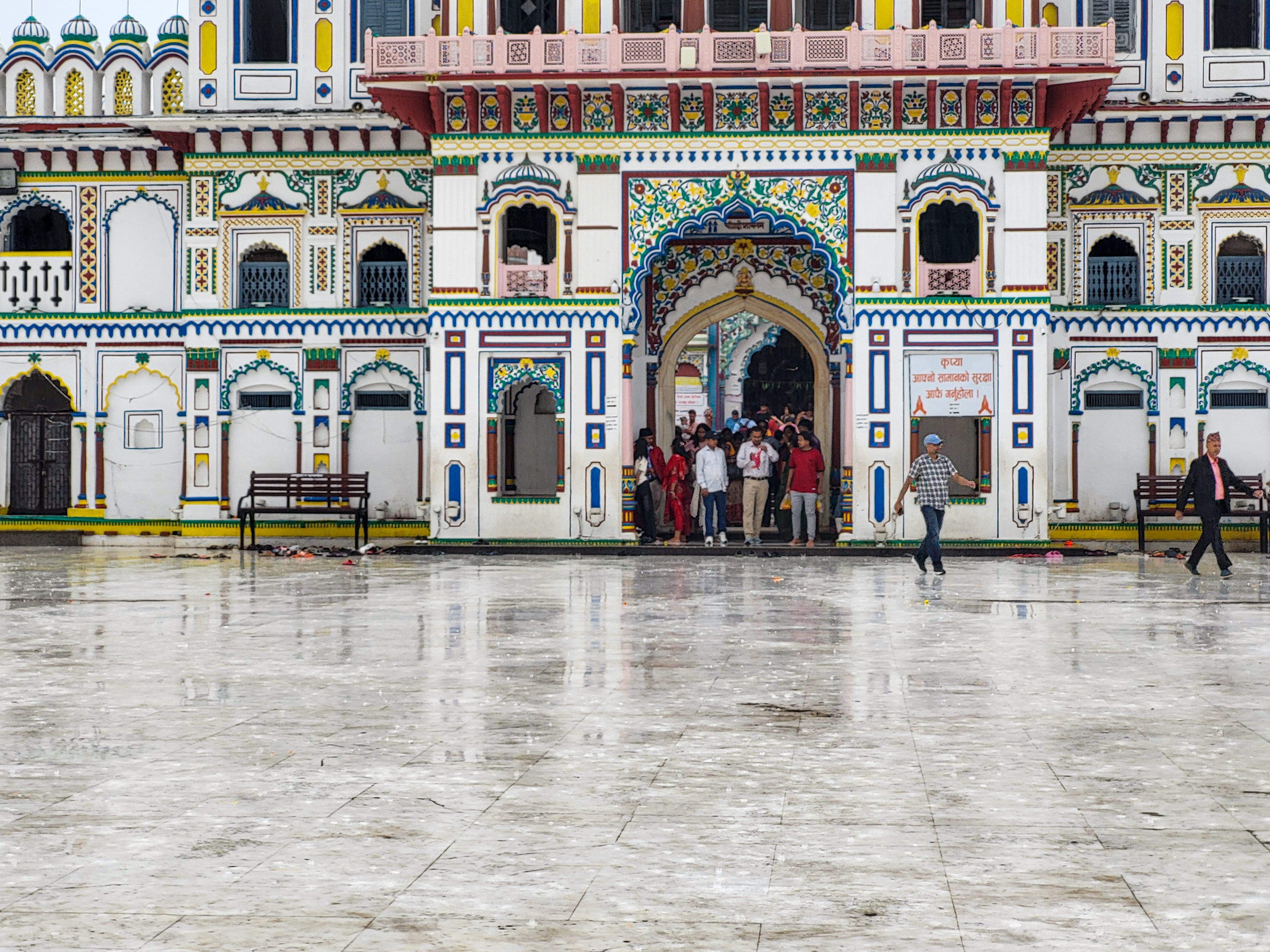 निरन्तरको वर्षाले जनकपुरधामसहित धनुषा र आसपासका जिल्ला जलमग्न (तस्विर)