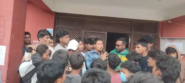 बाजुराको बुढीनन्दा नगरपालिकामा युवाहरूले गरे तालाबन्दी