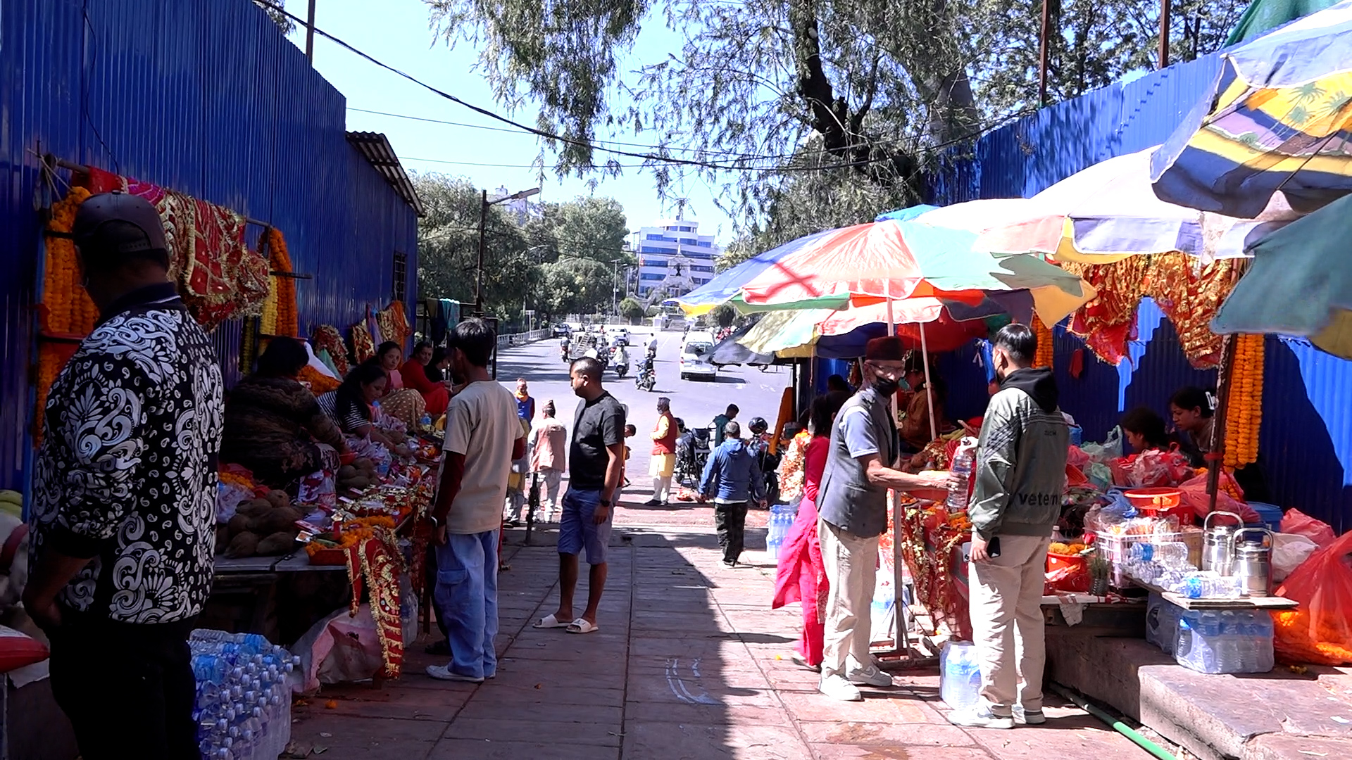 तिहारमा फूल-माला किनबेच गर्नेहरुको चहल-पहल (फोटोफिचर)