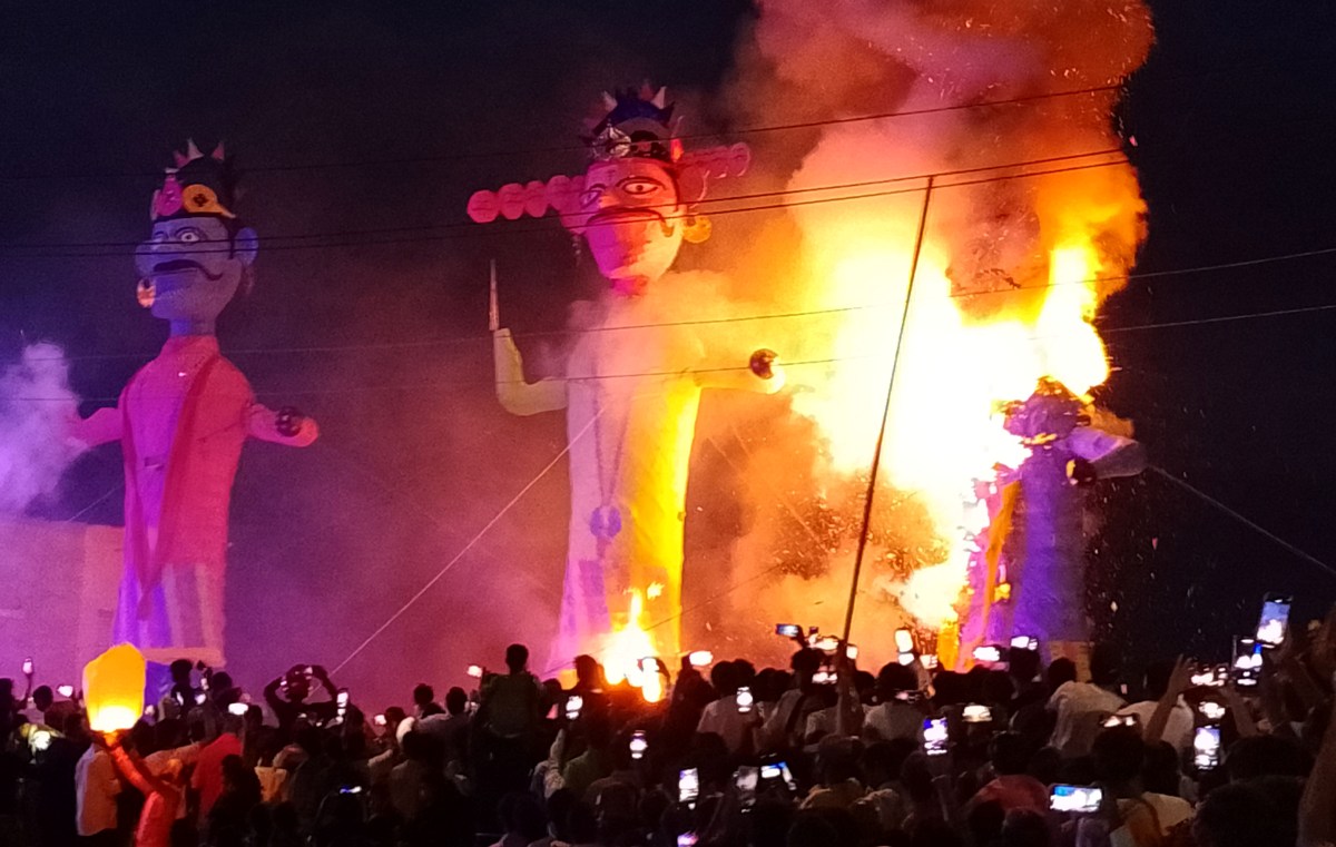 रावणको तीन वटा प्रतिमा दहन