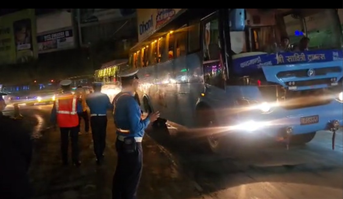 नागढुंगासहितका नाकाहरूमा ट्राफिक प्रहरीको माइकिङ, उच्च सतर्कता अपनाउन आग्रह