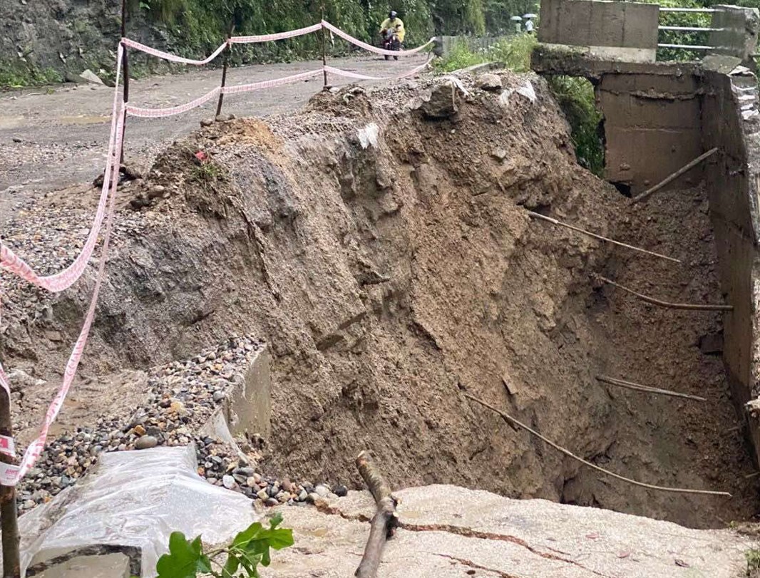 पृथ्वीराजमार्गको आँबुखैरेनीमा सडक भासियो