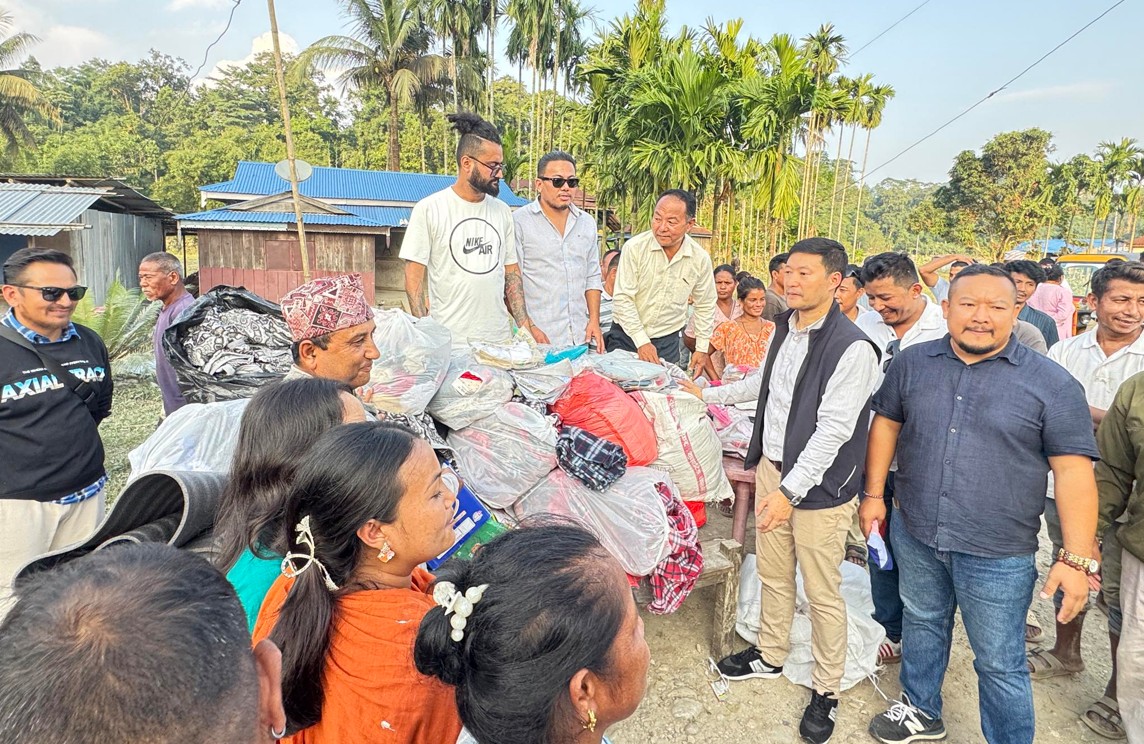 बाढी पहिरो पीडितलाई राहत लिएर इलाम पुगे थेबे