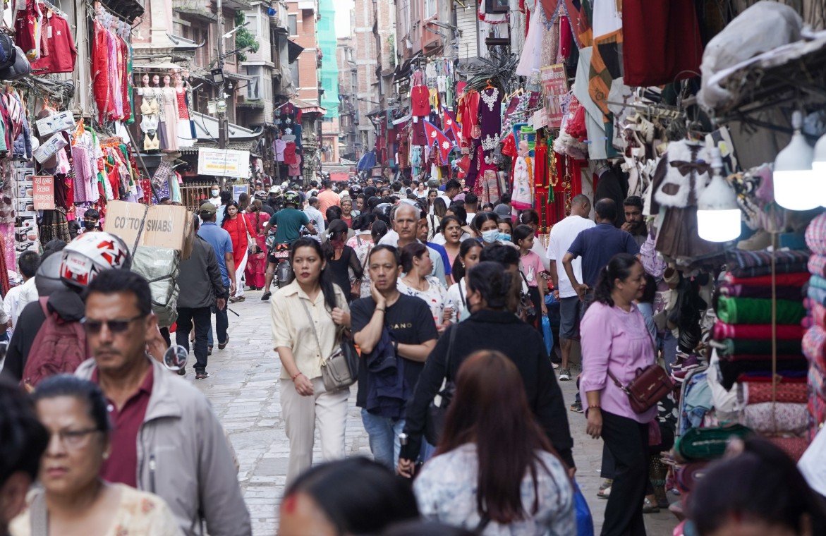 तिहार नजिकिँदै गर्दा बजारमा किनमेल गर्नेको चहलपहल बढ्दै