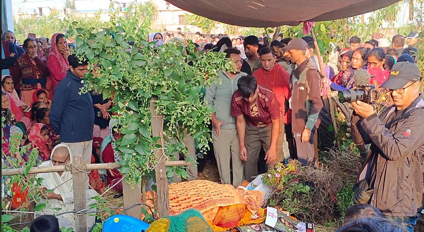 पुष्पाले उखेलिन् विपिनका लागि रोपेका सयपत्री